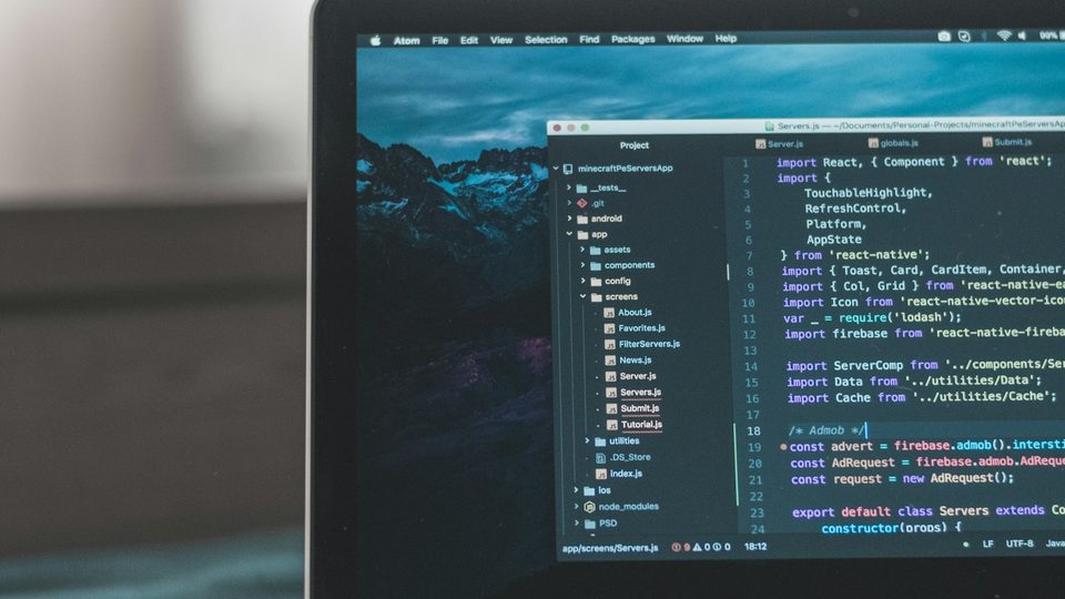 Espacio de desarrollo con código, representando software a medida con agentes de IA