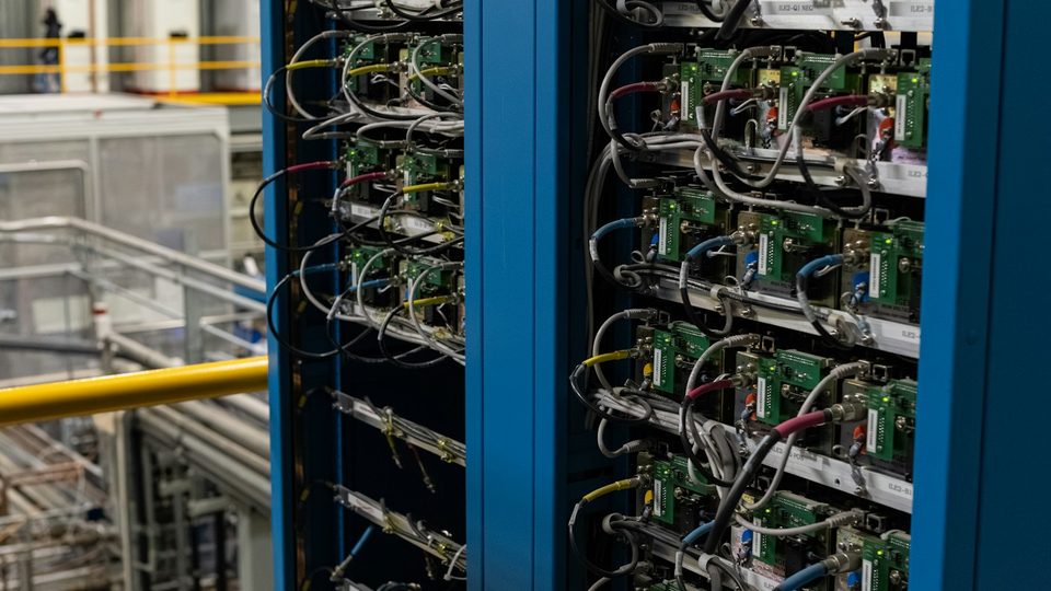Infraestructura de servidores que representa APIs, cloud e integraciones para agentes de IA empresariales